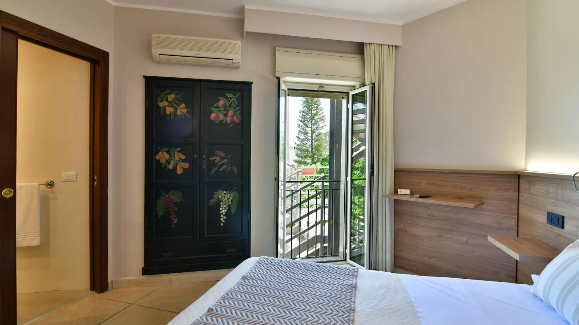 Hotel & Apartments Villa Linda Giardini Naxos 3*,